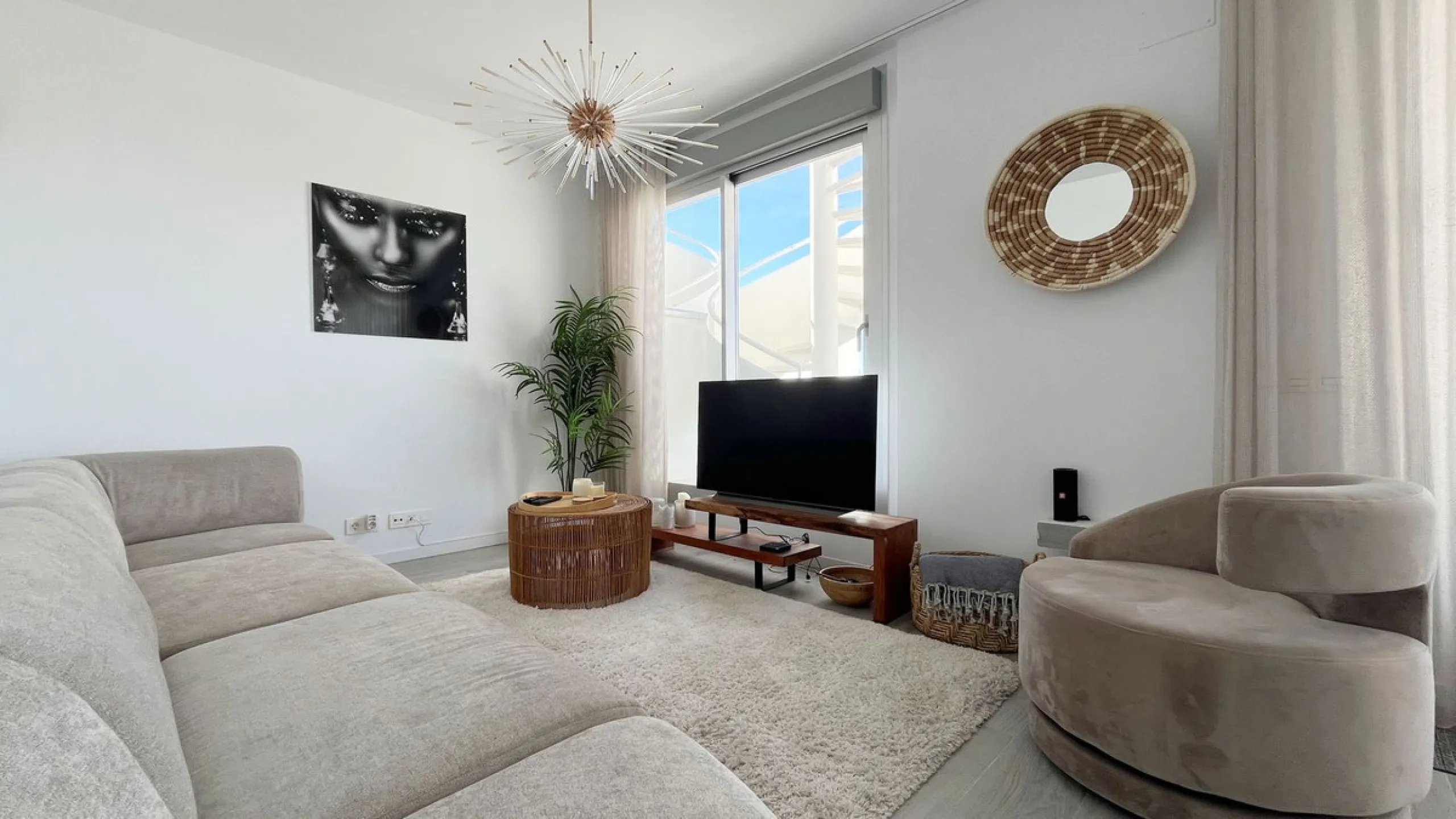 *This property has an active tourist licence and the community allows short term rentals.*