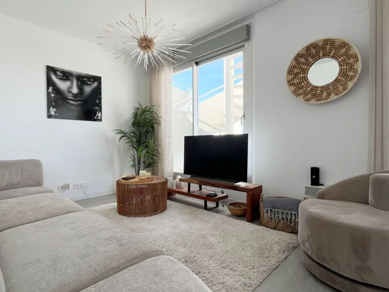 *This property has an active tourist licence and the community allows short term rentals.*
