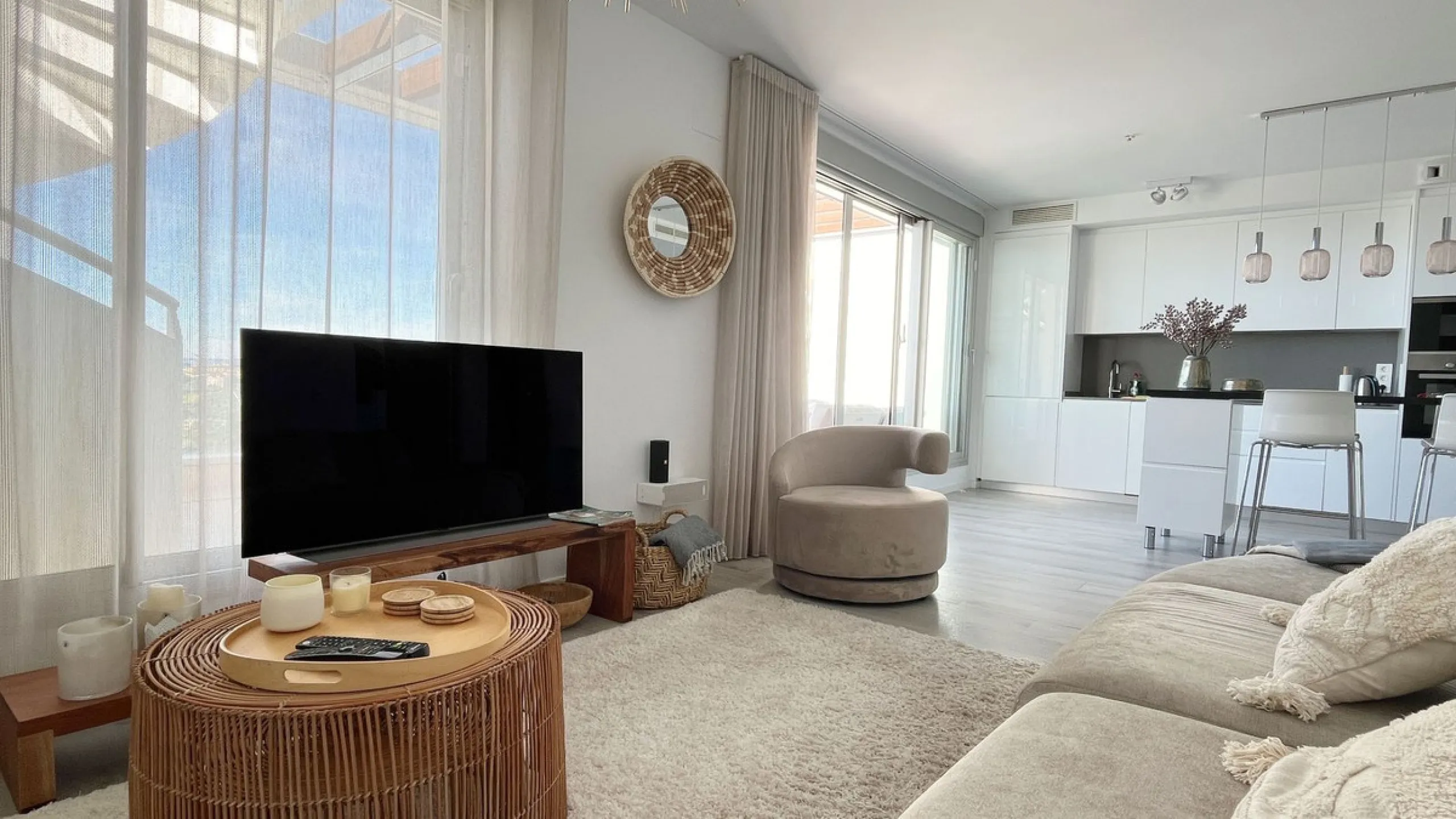 *This property has an active tourist licence and the community allows short term rentals.*