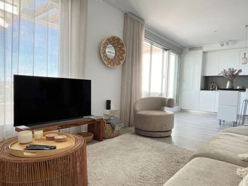 *This property has an active tourist licence and the community allows short term rentals.*