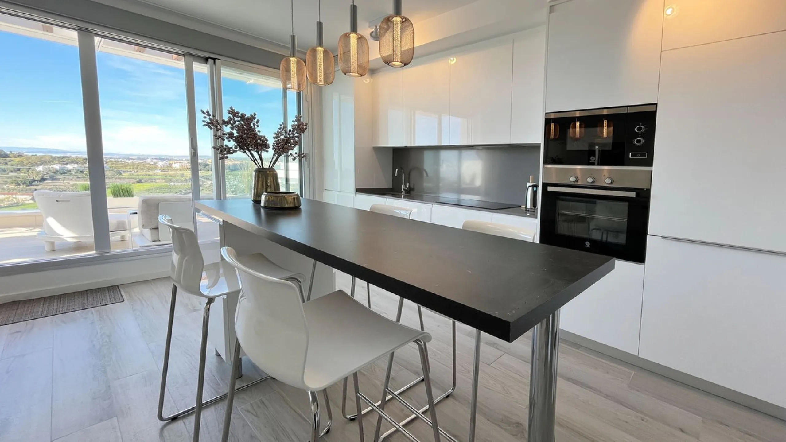 *This property has an active tourist licence and the community allows short term rentals.*