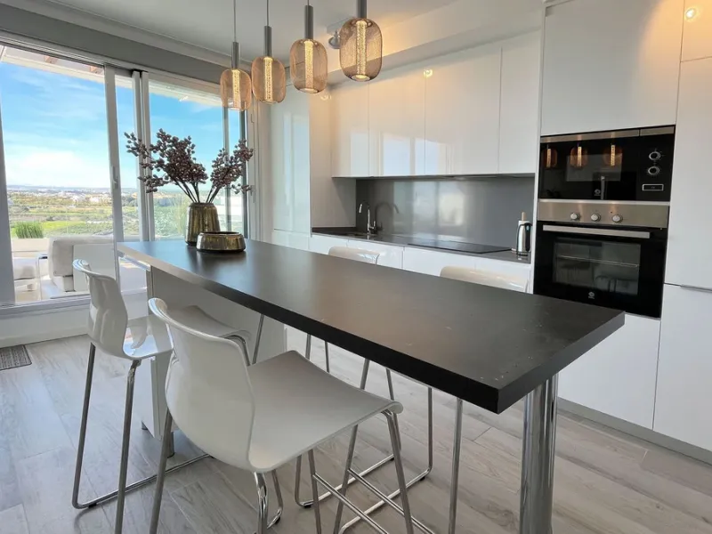 *This property has an active tourist licence and the community allows short term rentals.*