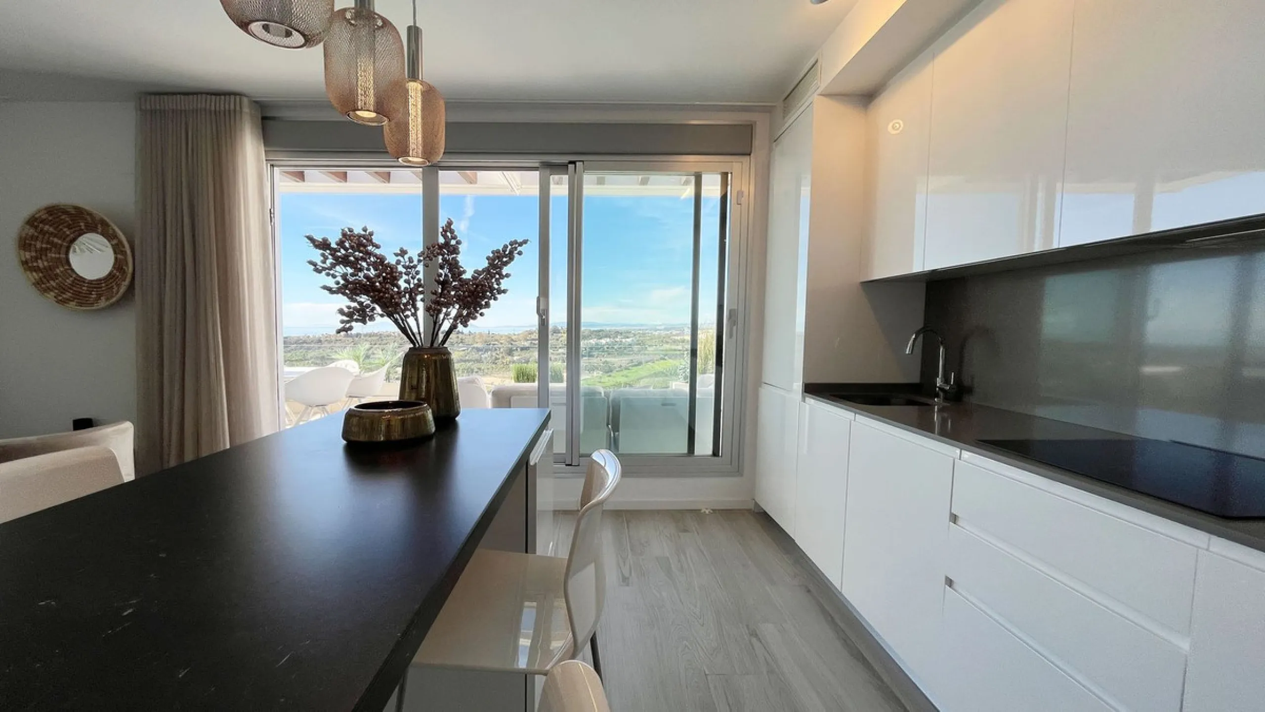 *This property has an active tourist licence and the community allows short term rentals.*