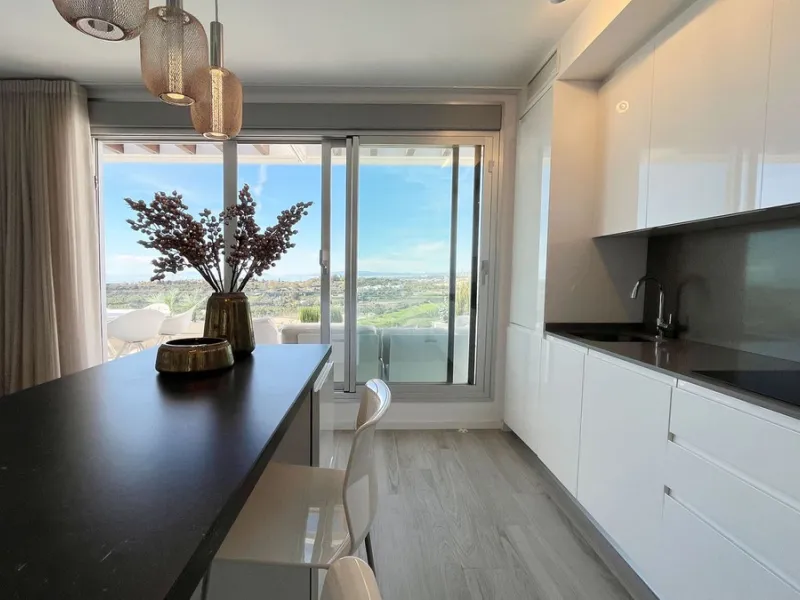 *This property has an active tourist licence and the community allows short term rentals.*