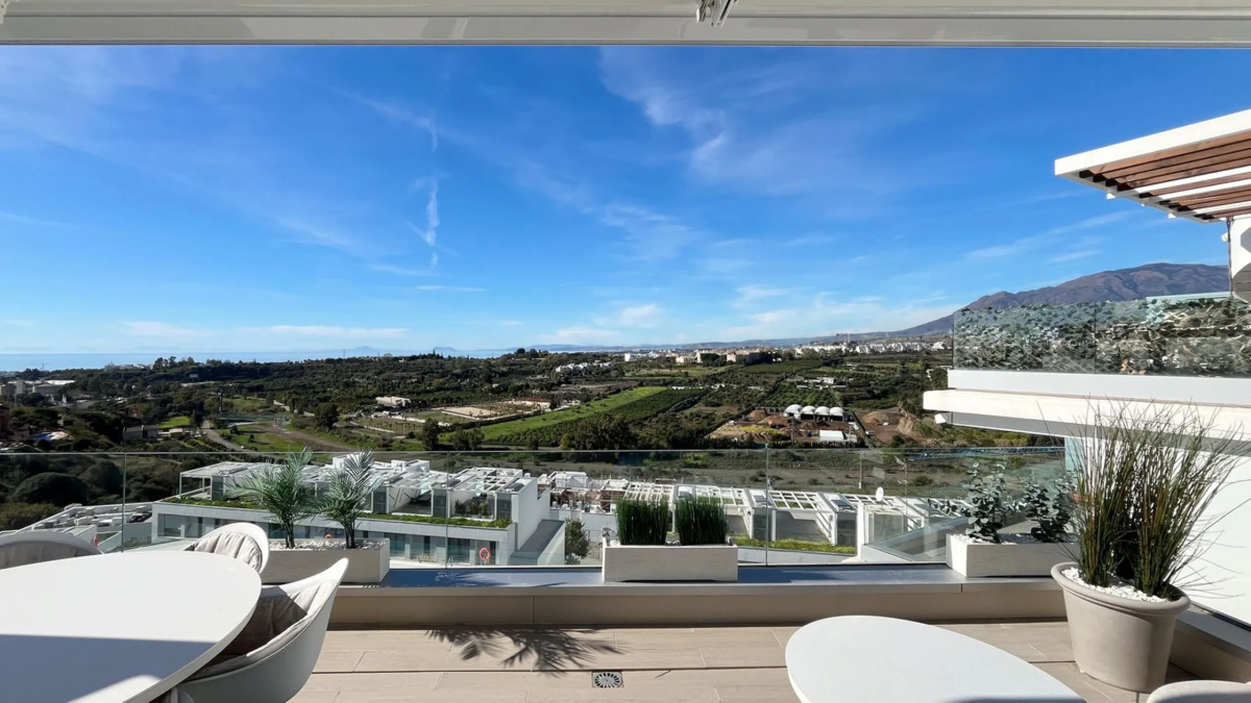 *This property has an active tourist licence and the community allows short term rentals.*