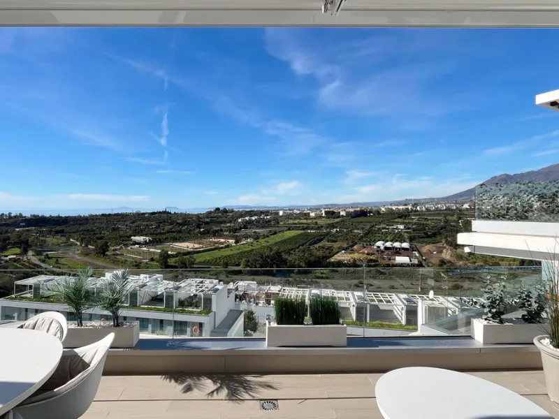 *This property has an active tourist licence and the community allows short term rentals.*