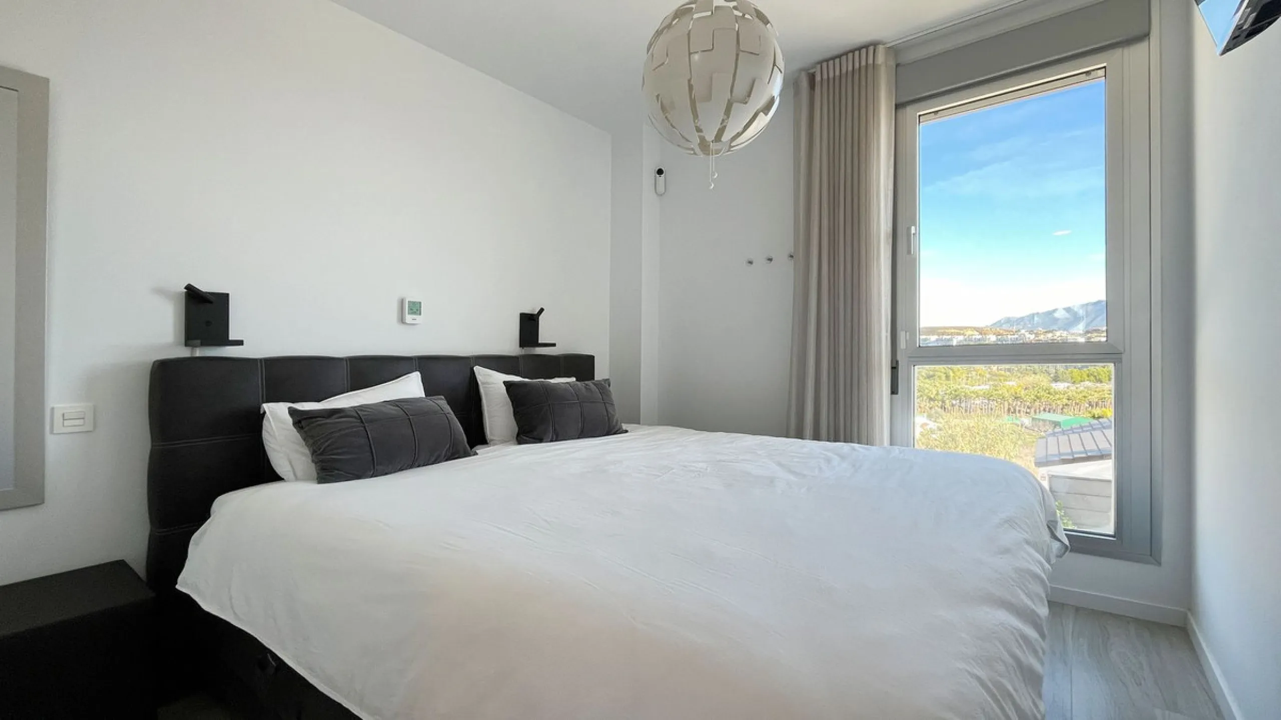 *This property has an active tourist licence and the community allows short term rentals.*