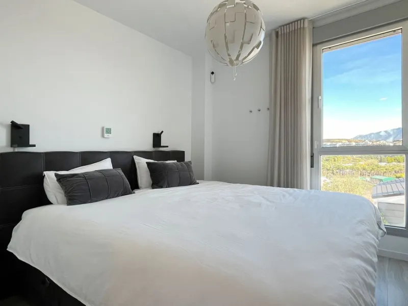 *This property has an active tourist licence and the community allows short term rentals.*