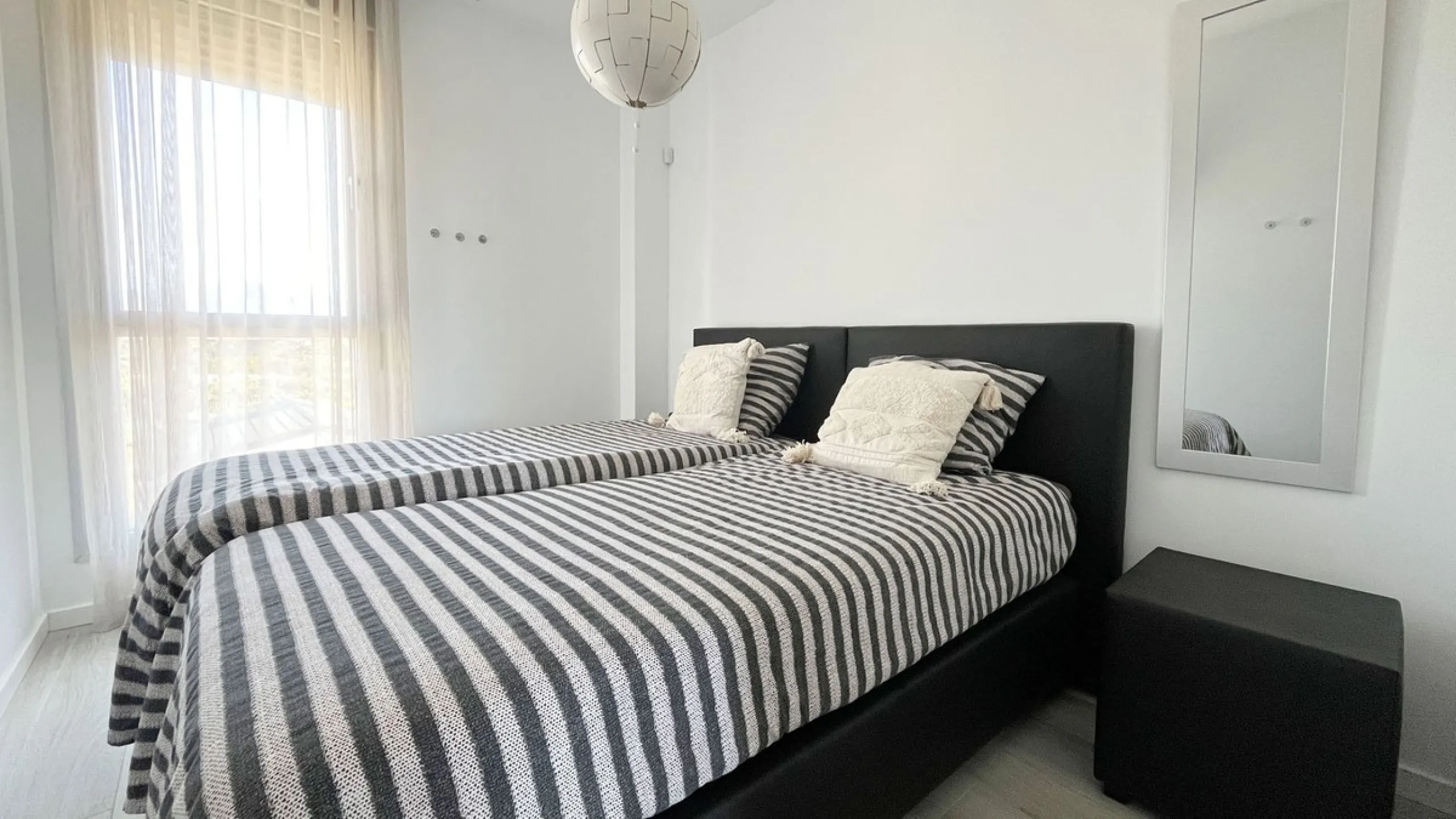 *This property has an active tourist licence and the community allows short term rentals.*