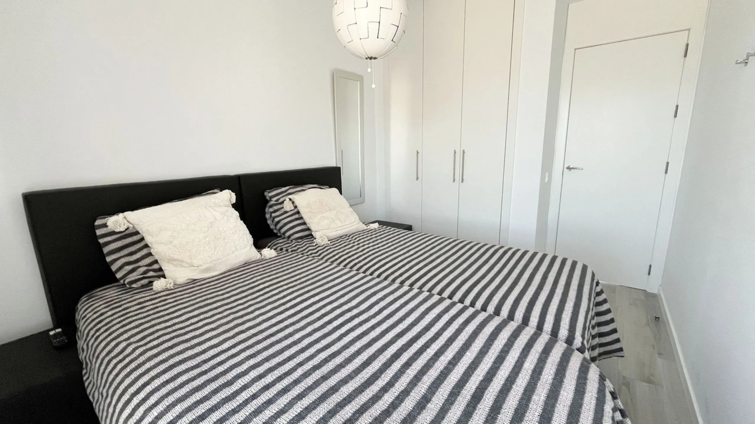 *This property has an active tourist licence and the community allows short term rentals.*