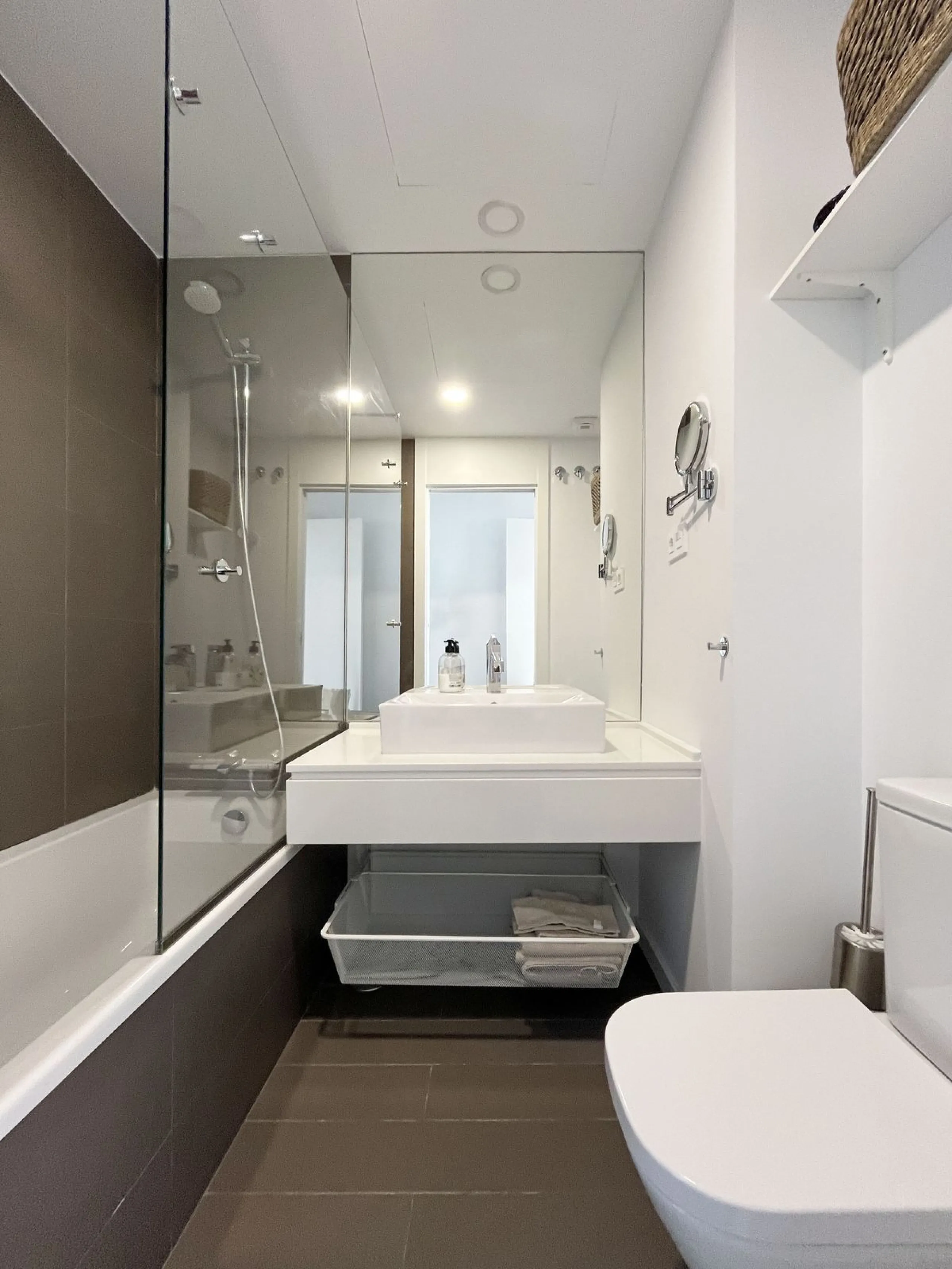 *This property has an active tourist licence and the community allows short term rentals.*