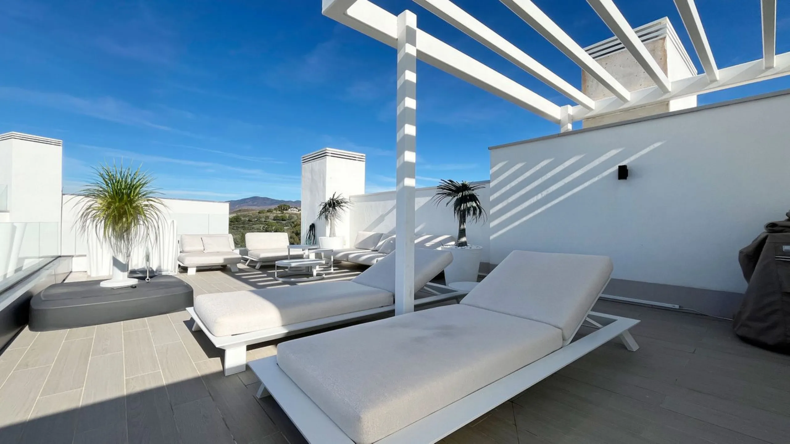*This property has an active tourist licence and the community allows short term rentals.*