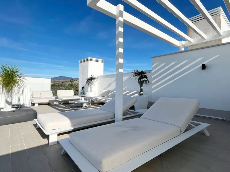 *This property has an active tourist licence and the community allows short term rentals.*