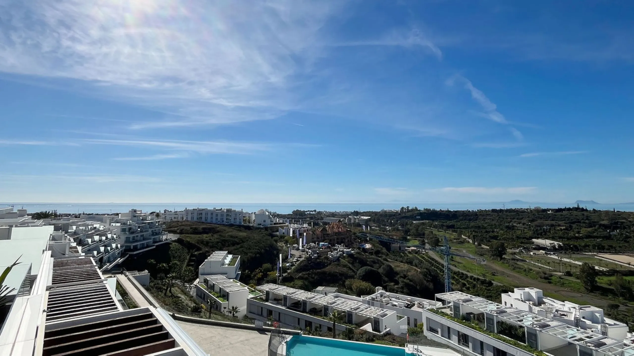 *This property has an active tourist licence and the community allows short term rentals.*