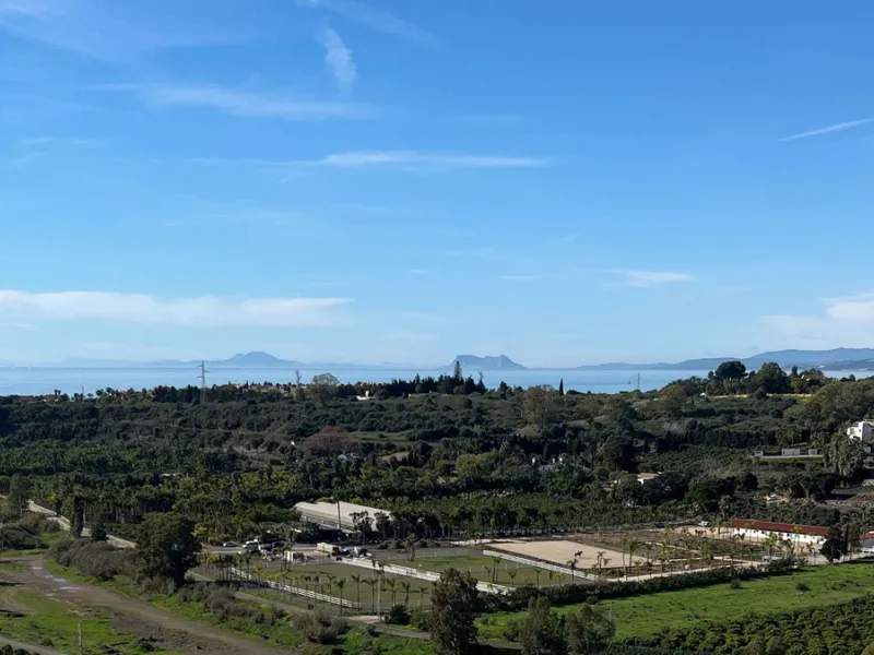 *This property has an active tourist licence and the community allows short term rentals.*
