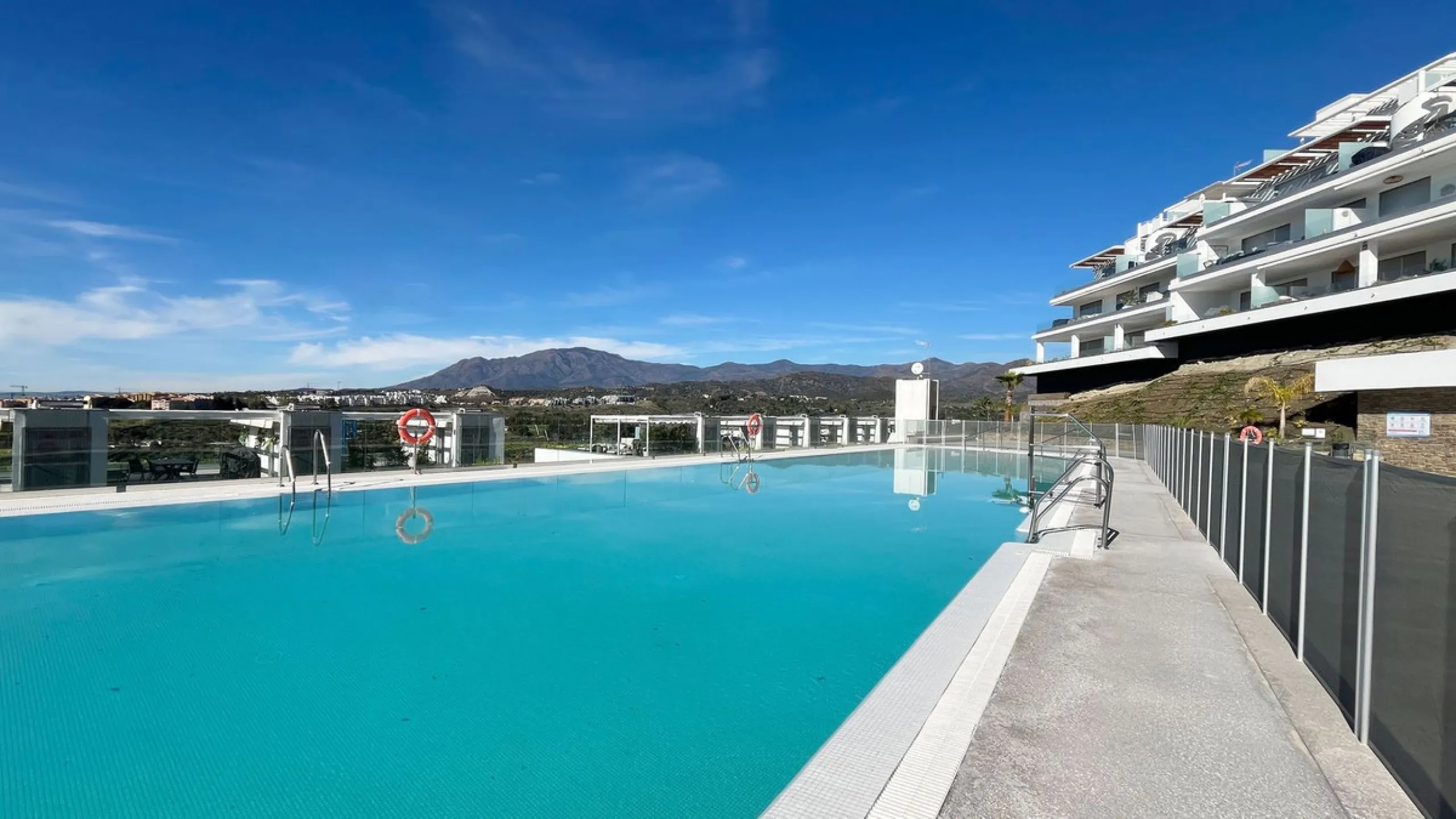 *This property has an active tourist licence and the community allows short term rentals.*