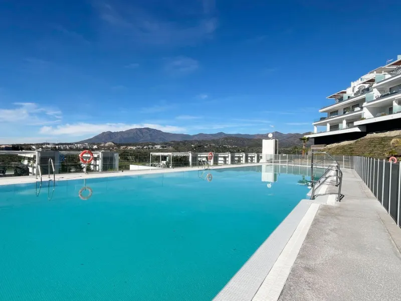 *This property has an active tourist licence and the community allows short term rentals.*