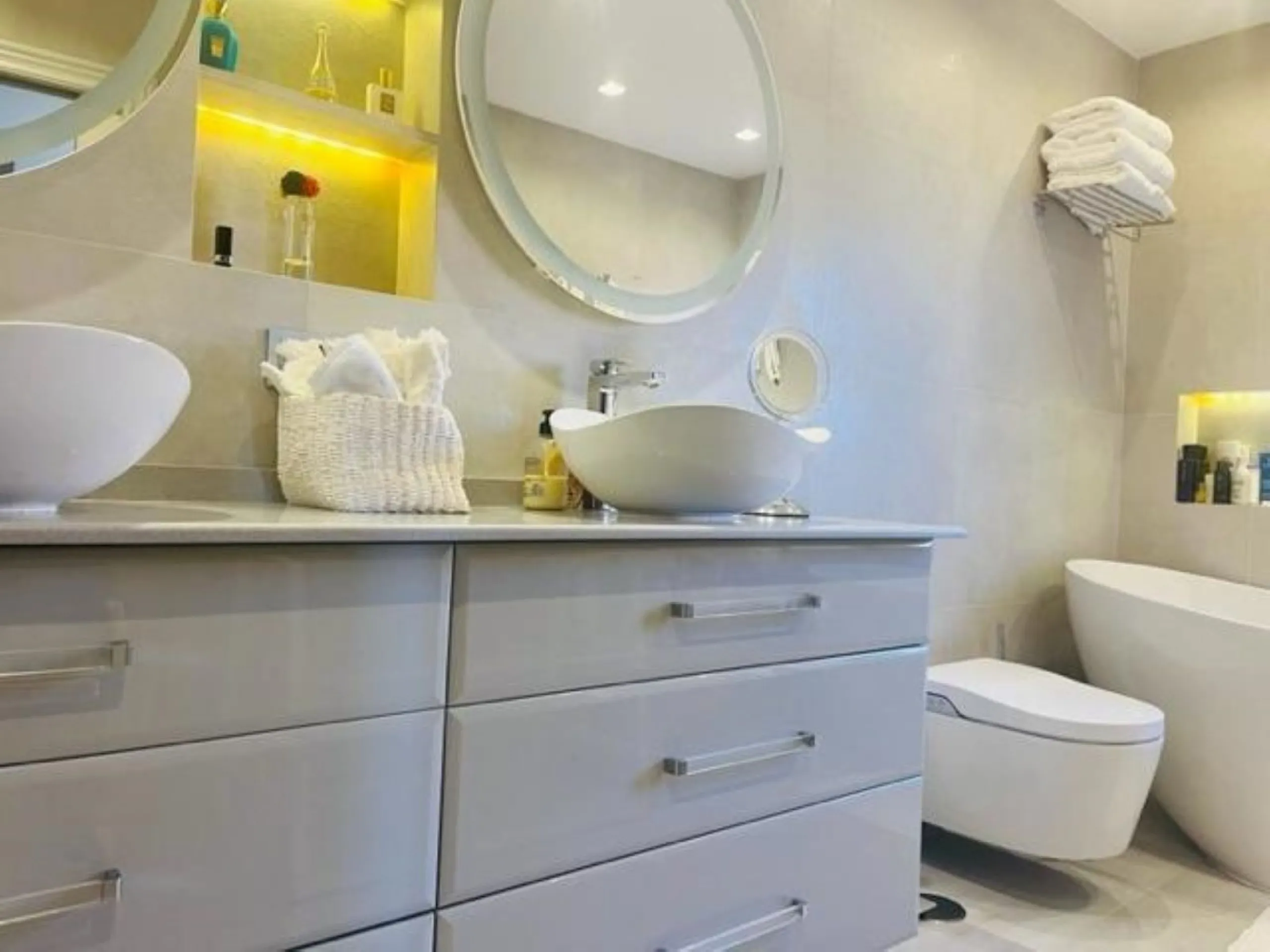 Your new home awaits! Modern and bright flat for sale.