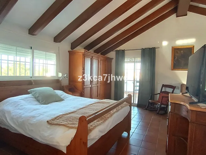House - Detached Villa в продаже в Estepona, Málaga. В доме 4 спален и 4 ванных комнат. Площадь дома 274 м². Площадь участка 4112 м²