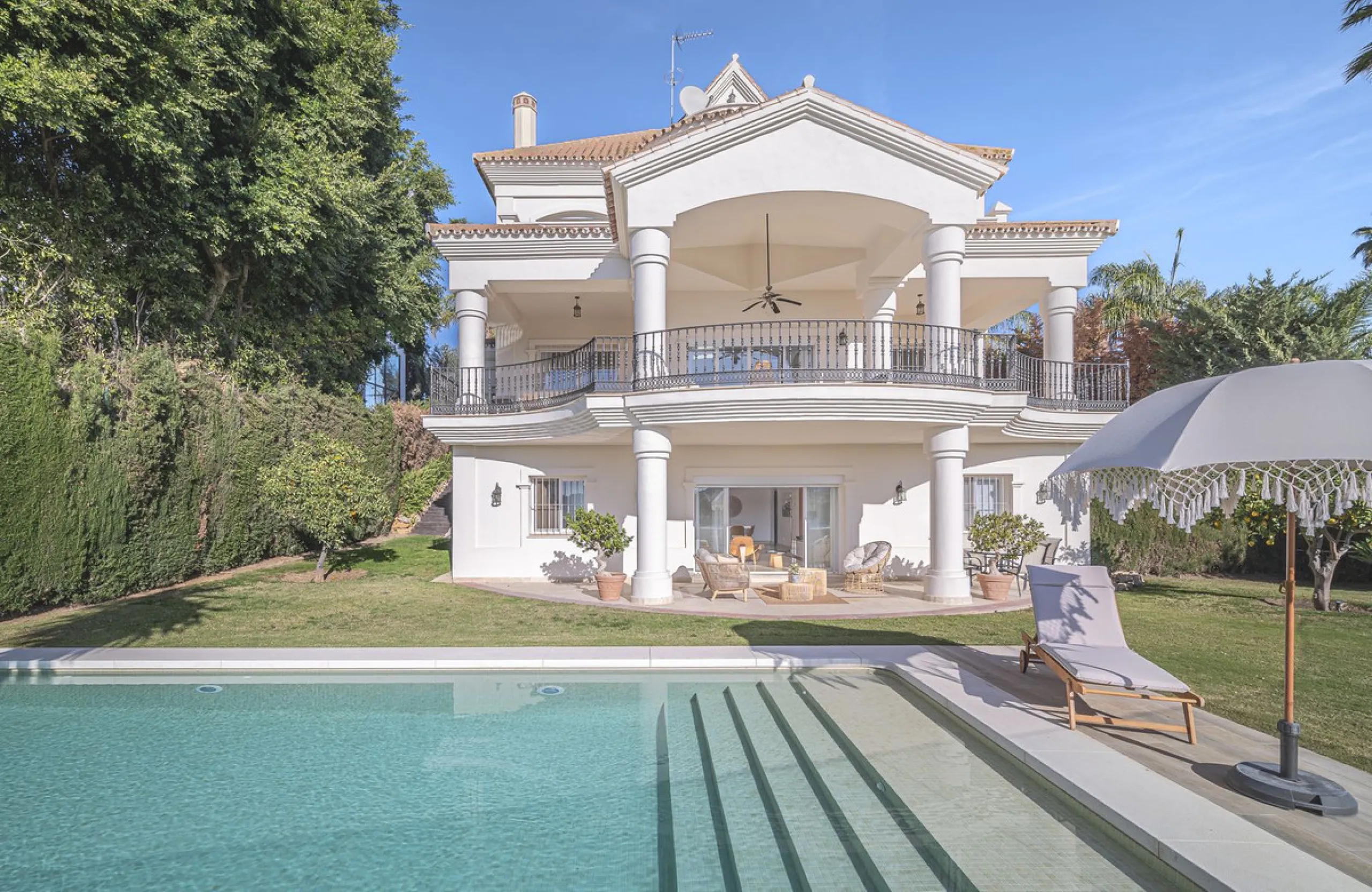 This magnificent villa located in the heart of the prestigious Golf Valley of Nueva Andalucia! This impressive property boasts of an expansive 1.425m2 of plot size and located first line golf.  Entering the property, a huge driveway welcomes you to the we