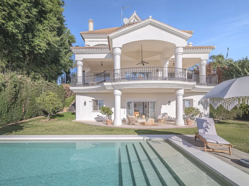 This magnificent villa located in the heart of the prestigious Golf Valley of Nueva Andalucia! This impressive property boasts of an expansive 1.425m2 of plot size and located first line golf.  Entering the property, a huge driveway welcomes you to the we