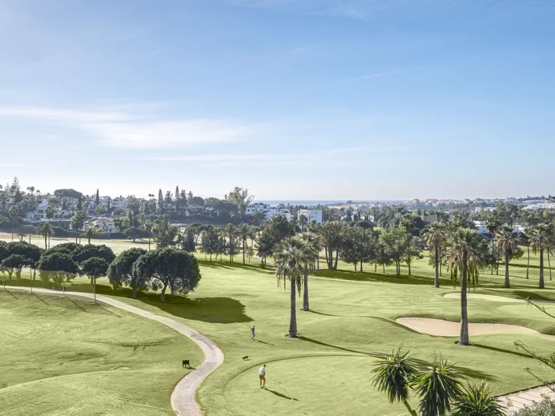 This magnificent villa located in the heart of the prestigious Golf Valley of Nueva Andalucia! This impressive property boasts of an expansive 1.425m2 of plot size and located first line golf.  Entering the property, a huge driveway welcomes you to the we