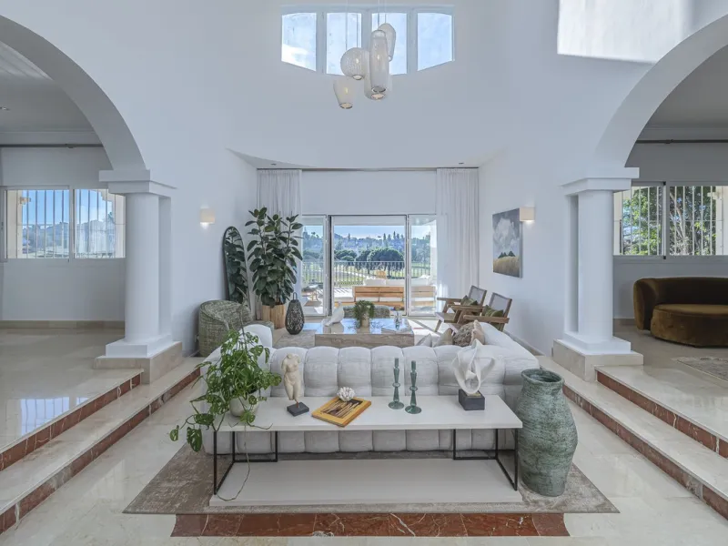 This magnificent villa located in the heart of the prestigious Golf Valley of Nueva Andalucia! This impressive property boasts of an expansive 1.425m2 of plot size and located first line golf.  Entering the property, a huge driveway welcomes you to the we
