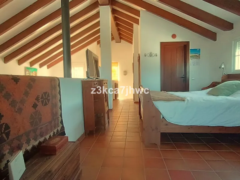 House - Detached Villa в продаже в Estepona, Málaga. В доме 4 спален и 4 ванных комнат. Площадь дома 274 м². Площадь участка 4112 м²