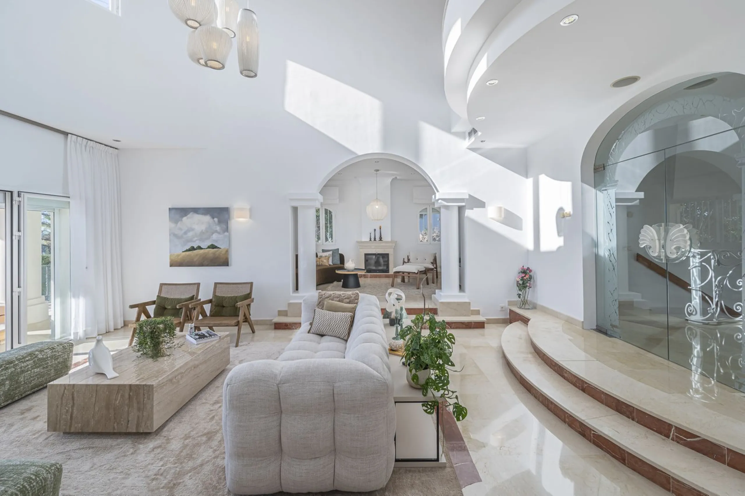 This magnificent villa located in the heart of the prestigious Golf Valley of Nueva Andalucia! This impressive property boasts of an expansive 1.425m2 of plot size and located first line golf.  Entering the property, a huge driveway welcomes you to the we