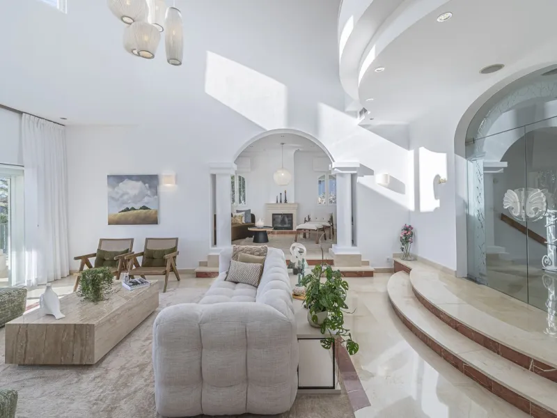 This magnificent villa located in the heart of the prestigious Golf Valley of Nueva Andalucia! This impressive property boasts of an expansive 1.425m2 of plot size and located first line golf.  Entering the property, a huge driveway welcomes you to the we