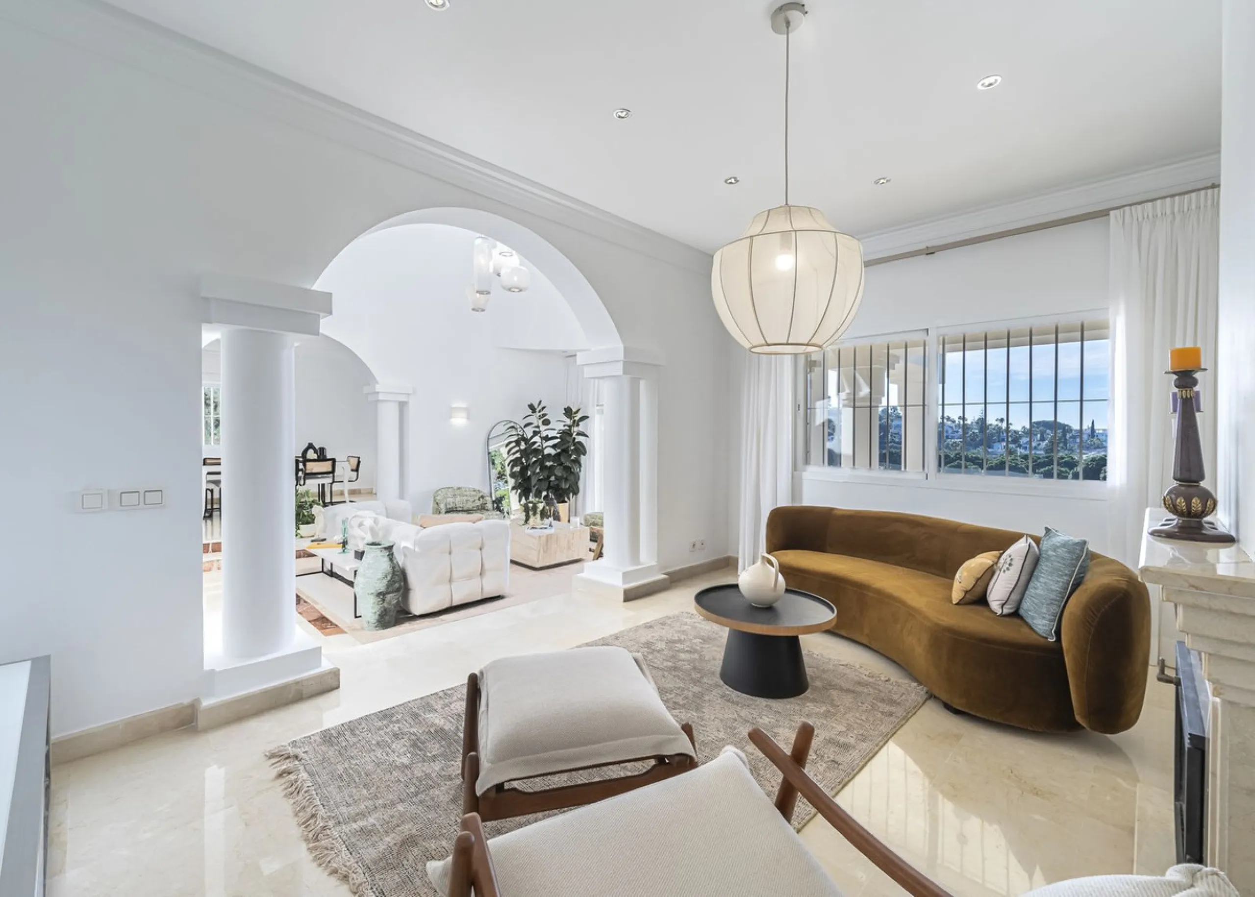 This magnificent villa located in the heart of the prestigious Golf Valley of Nueva Andalucia! This impressive property boasts of an expansive 1.425m2 of plot size and located first line golf.  Entering the property, a huge driveway welcomes you to the we