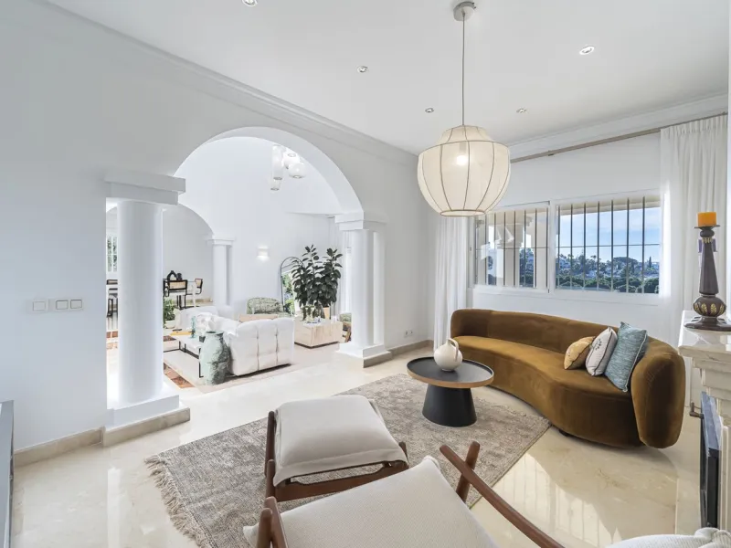 This magnificent villa located in the heart of the prestigious Golf Valley of Nueva Andalucia! This impressive property boasts of an expansive 1.425m2 of plot size and located first line golf.  Entering the property, a huge driveway welcomes you to the we