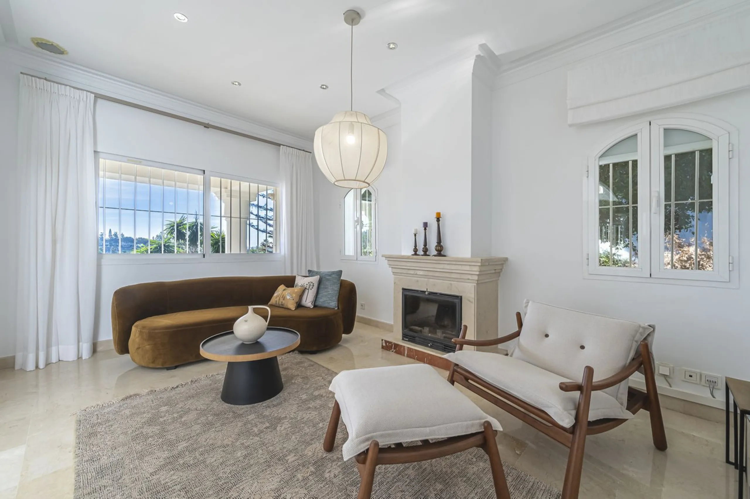 This magnificent villa located in the heart of the prestigious Golf Valley of Nueva Andalucia! This impressive property boasts of an expansive 1.425m2 of plot size and located first line golf.  Entering the property, a huge driveway welcomes you to the we