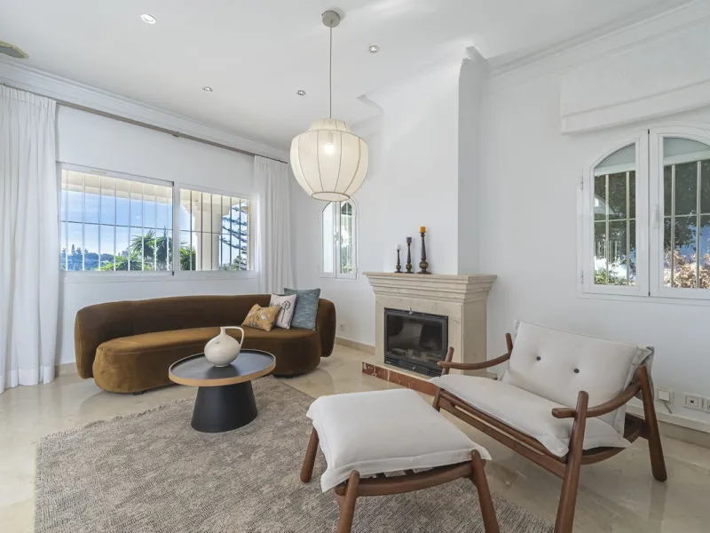 This magnificent villa located in the heart of the prestigious Golf Valley of Nueva Andalucia! This impressive property boasts of an expansive 1.425m2 of plot size and located first line golf.  Entering the property, a huge driveway welcomes you to the we