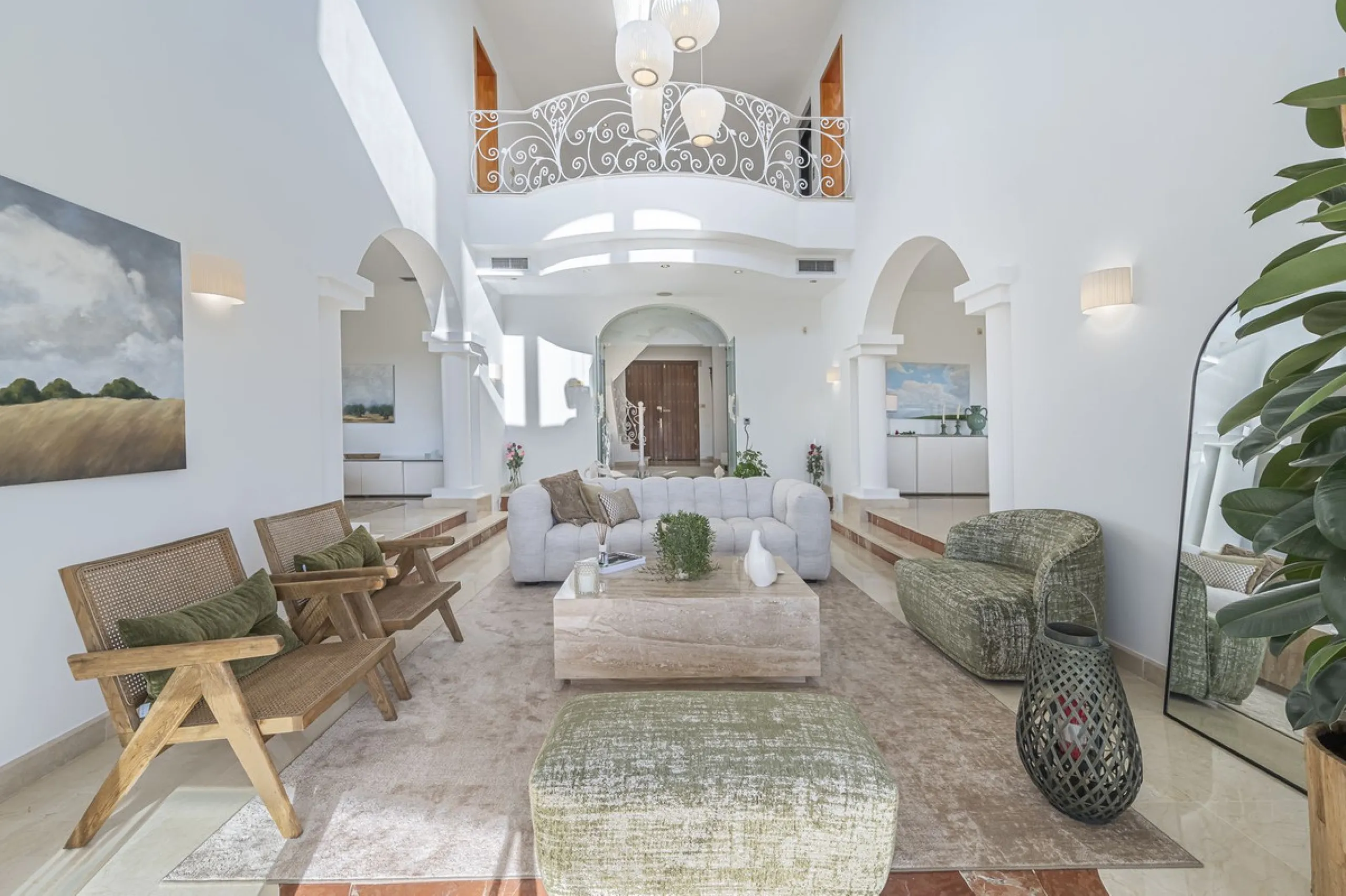 This magnificent villa located in the heart of the prestigious Golf Valley of Nueva Andalucia! This impressive property boasts of an expansive 1.425m2 of plot size and located first line golf.  Entering the property, a huge driveway welcomes you to the we