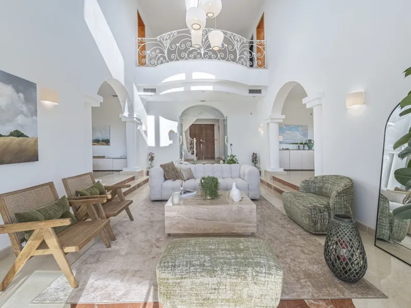 This magnificent villa located in the heart of the prestigious Golf Valley of Nueva Andalucia! This impressive property boasts of an expansive 1.425m2 of plot size and located first line golf.  Entering the property, a huge driveway welcomes you to the we