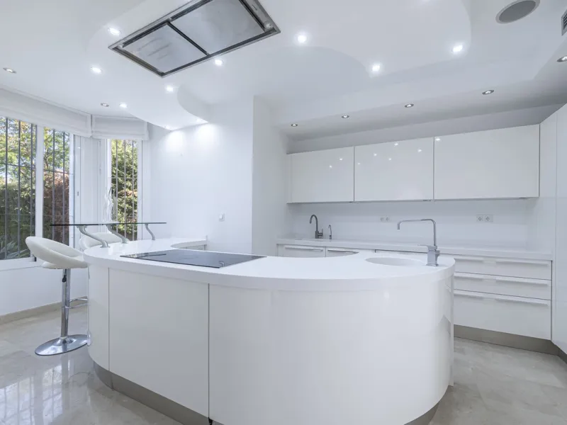 This magnificent villa located in the heart of the prestigious Golf Valley of Nueva Andalucia! This impressive property boasts of an expansive 1.425m2 of plot size and located first line golf.  Entering the property, a huge driveway welcomes you to the we
