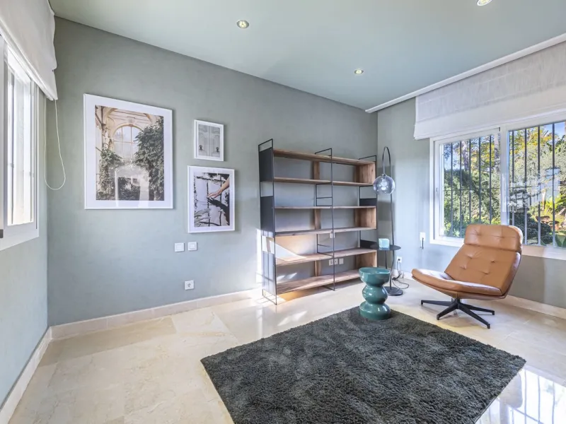 This magnificent villa located in the heart of the prestigious Golf Valley of Nueva Andalucia! This impressive property boasts of an expansive 1.425m2 of plot size and located first line golf.  Entering the property, a huge driveway welcomes you to the we