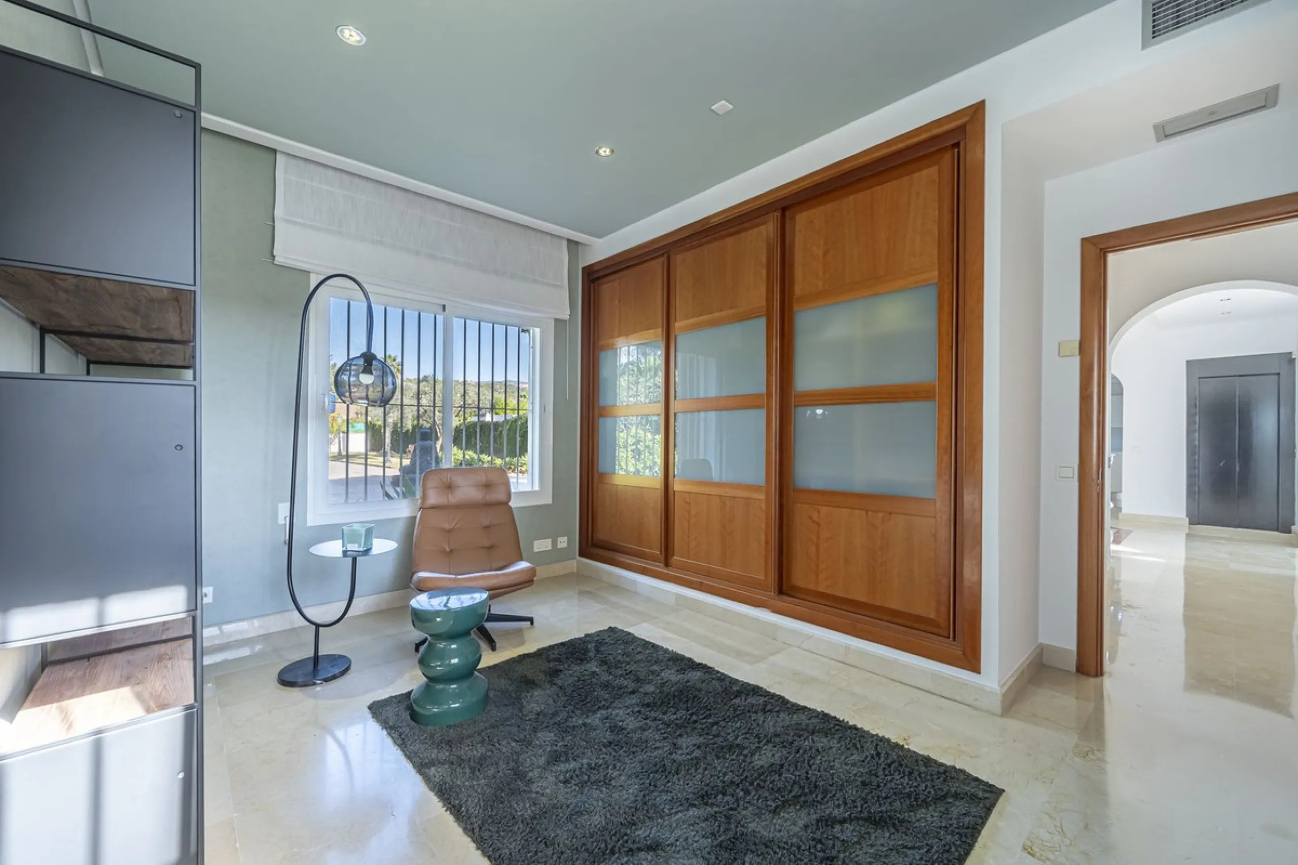 This magnificent villa located in the heart of the prestigious Golf Valley of Nueva Andalucia! This impressive property boasts of an expansive 1.425m2 of plot size and located first line golf.  Entering the property, a huge driveway welcomes you to the we
