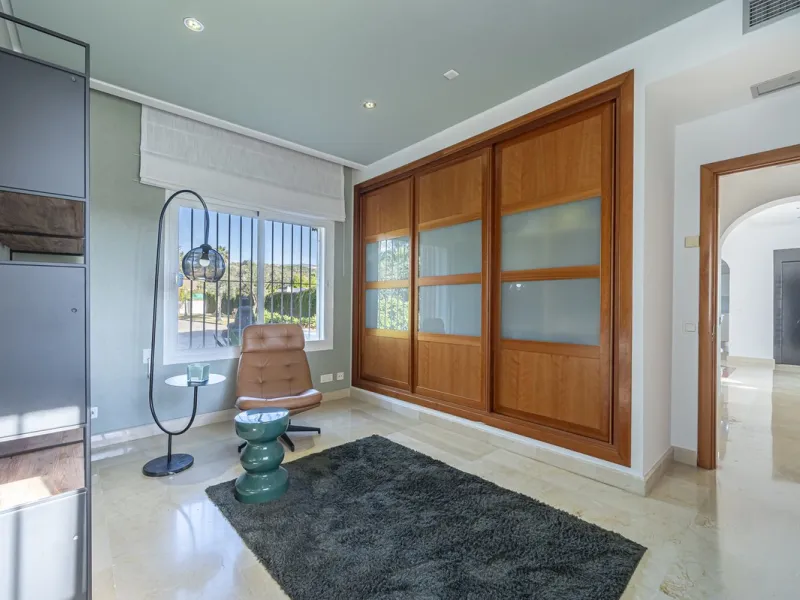 This magnificent villa located in the heart of the prestigious Golf Valley of Nueva Andalucia! This impressive property boasts of an expansive 1.425m2 of plot size and located first line golf.  Entering the property, a huge driveway welcomes you to the we