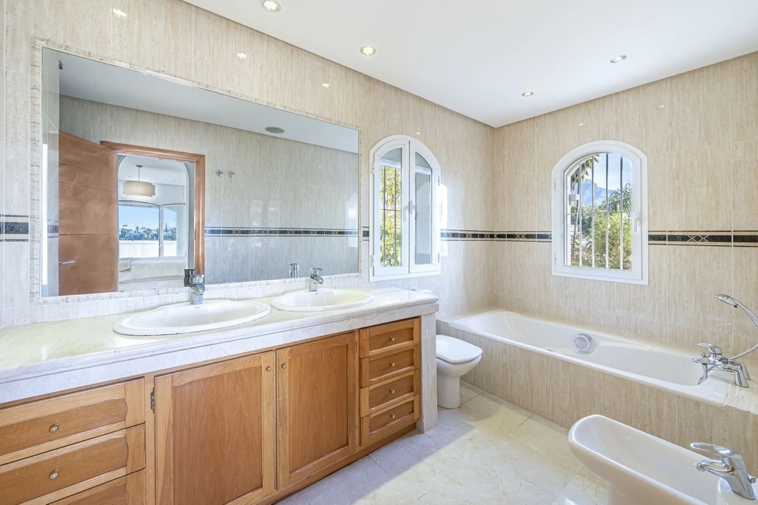 This magnificent villa located in the heart of the prestigious Golf Valley of Nueva Andalucia! This impressive property boasts of an expansive 1.425m2 of plot size and located first line golf.  Entering the property, a huge driveway welcomes you to the we