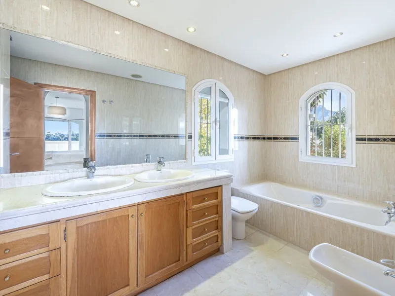 This magnificent villa located in the heart of the prestigious Golf Valley of Nueva Andalucia! This impressive property boasts of an expansive 1.425m2 of plot size and located first line golf.  Entering the property, a huge driveway welcomes you to the we