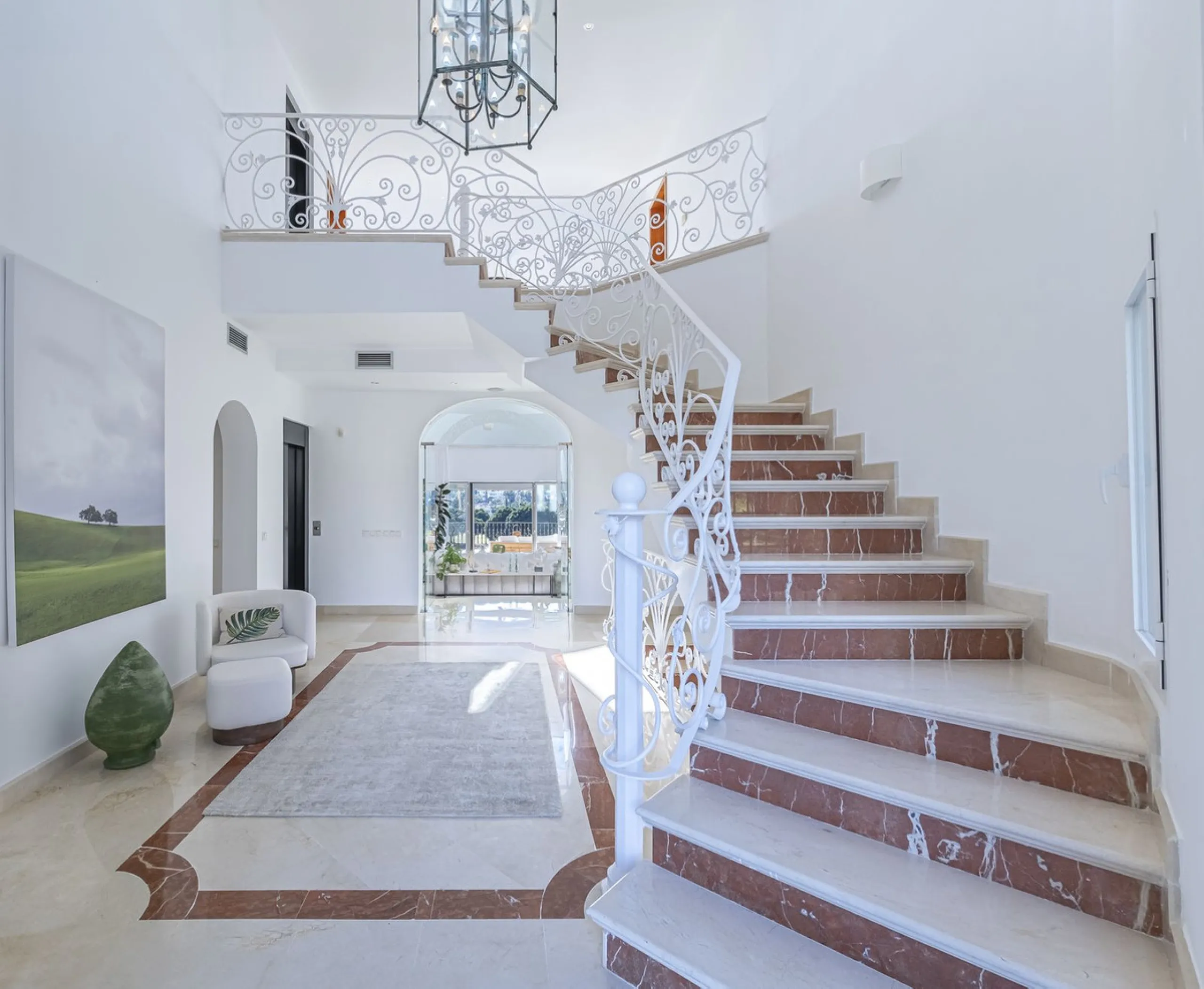 This magnificent villa located in the heart of the prestigious Golf Valley of Nueva Andalucia! This impressive property boasts of an expansive 1.425m2 of plot size and located first line golf.  Entering the property, a huge driveway welcomes you to the we
