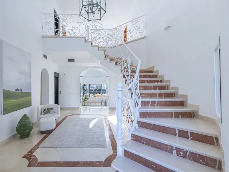 This magnificent villa located in the heart of the prestigious Golf Valley of Nueva Andalucia! This impressive property boasts of an expansive 1.425m2 of plot size and located first line golf.  Entering the property, a huge driveway welcomes you to the we