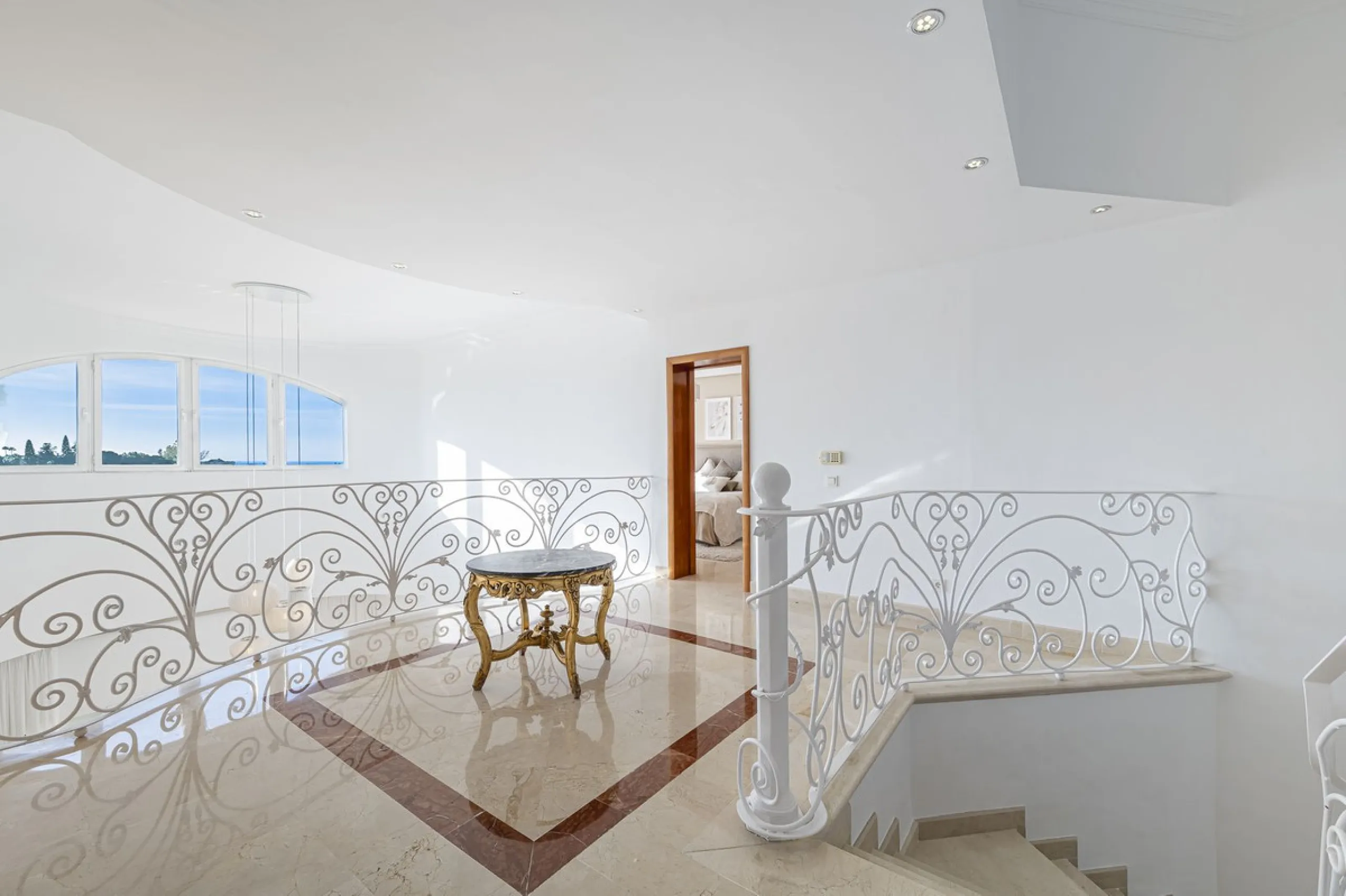 This magnificent villa located in the heart of the prestigious Golf Valley of Nueva Andalucia! This impressive property boasts of an expansive 1.425m2 of plot size and located first line golf.  Entering the property, a huge driveway welcomes you to the we