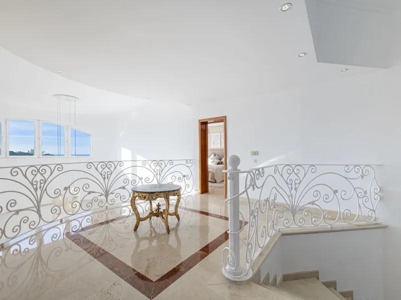 This magnificent villa located in the heart of the prestigious Golf Valley of Nueva Andalucia! This impressive property boasts of an expansive 1.425m2 of plot size and located first line golf.  Entering the property, a huge driveway welcomes you to the we