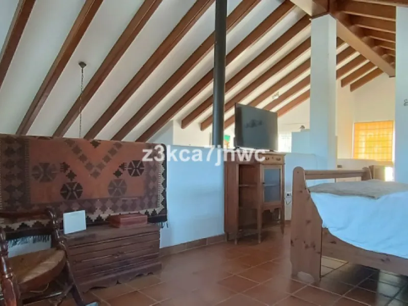 House - Detached Villa в продаже в Estepona, Málaga. В доме 4 спален и 4 ванных комнат. Площадь дома 274 м². Площадь участка 4112 м²