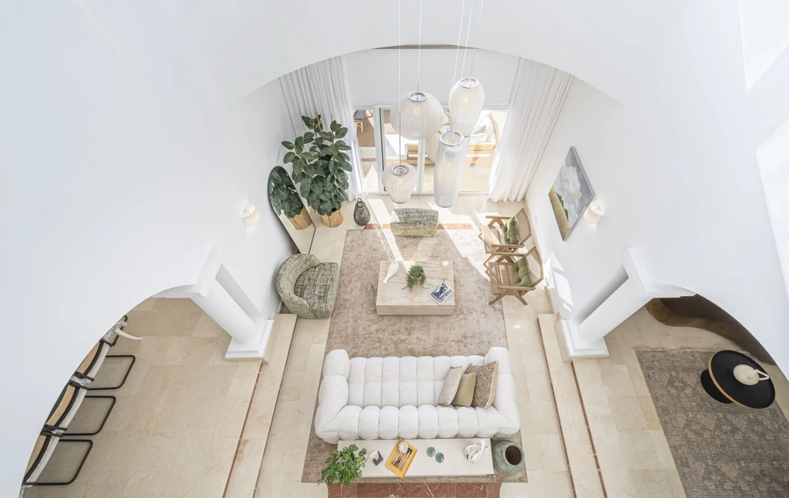 This magnificent villa located in the heart of the prestigious Golf Valley of Nueva Andalucia! This impressive property boasts of an expansive 1.425m2 of plot size and located first line golf.  Entering the property, a huge driveway welcomes you to the we