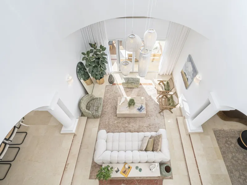 This magnificent villa located in the heart of the prestigious Golf Valley of Nueva Andalucia! This impressive property boasts of an expansive 1.425m2 of plot size and located first line golf.  Entering the property, a huge driveway welcomes you to the we