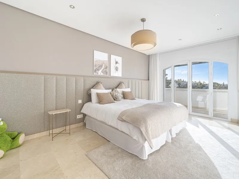 This magnificent villa located in the heart of the prestigious Golf Valley of Nueva Andalucia! This impressive property boasts of an expansive 1.425m2 of plot size and located first line golf.  Entering the property, a huge driveway welcomes you to the we
